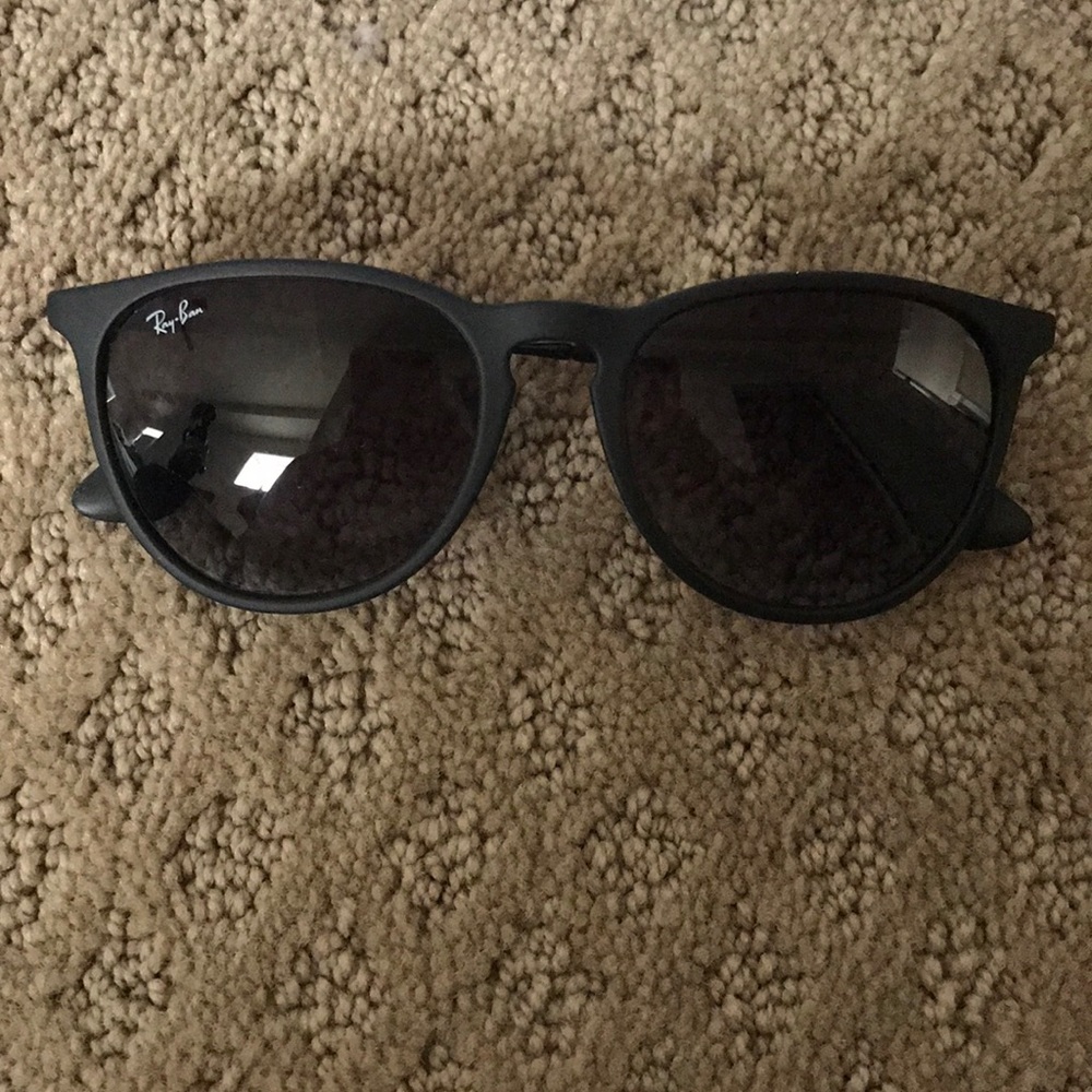 Black Ray-Ban Erika sunglasses